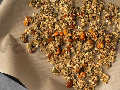 Sūri riešutų granola salotoms Žingsnis 3