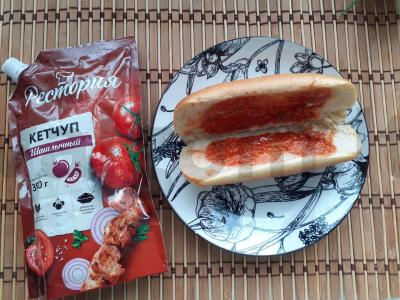 Karštas šuo su sūriu, marinuotais agurkėliais ir svogūnais Žingsnis 1