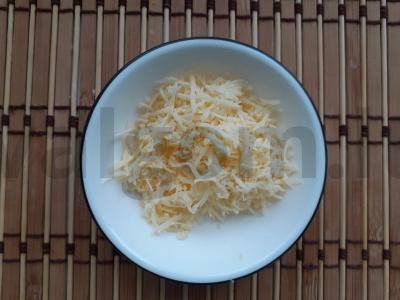 Karštas šuo su sūriu, marinuotais agurkėliais ir svogūnais Žingsnis 3