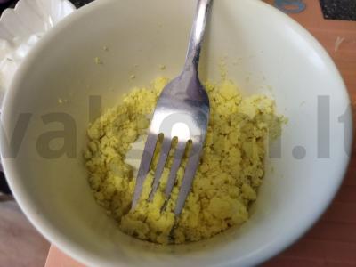 Kiaušiniai su sūriu ir juodąja ikra Žingsnis 1