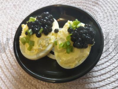 Kiaušiniai su sūriu ir juodąja ikra pagrindine nuotrauka