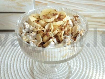 Naudingas desertas iš trapučių su bananais pagrindine nuotrauka