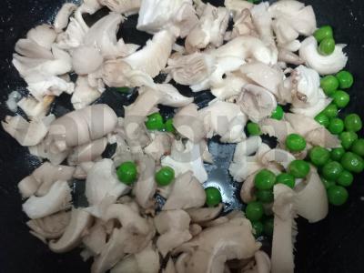 Makaronai su krevetėmis, grybais ir žirneliais Žingsnis 1