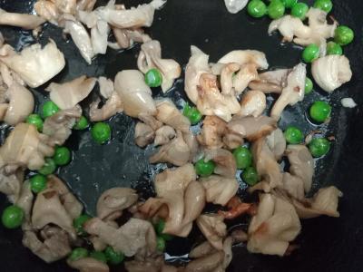 Makaronai su krevetėmis, grybais ir žirneliais Žingsnis 2