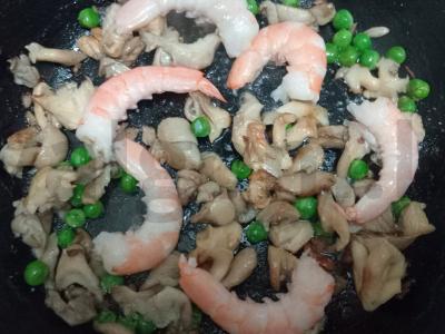 Makaronai su krevetėmis, grybais ir žirneliais Žingsnis 3