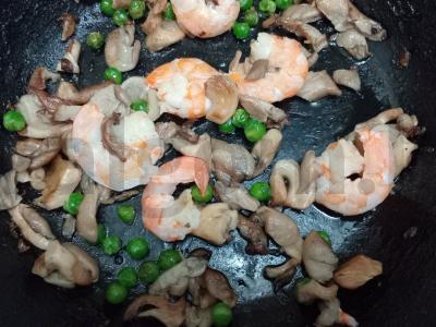 Makaronai su krevetėmis, grybais ir žirneliais Žingsnis 4