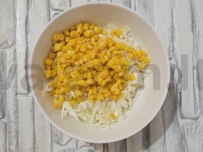 Salotas su kopūstais, kukurūzais ir rūkytomis dešromis „Diplomatas“ Žingsnis 2