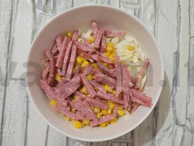 Salotas su kopūstais, kukurūzais ir rūkytomis dešromis „Diplomatas“ Žingsnis 3