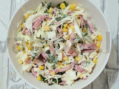 Salotas su kopūstais, kukurūzais ir rūkytomis dešromis „Diplomatas“ pagrindine nuotrauka