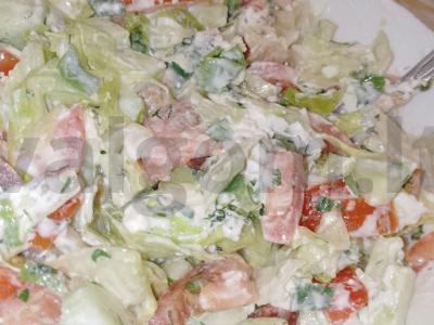 Švelnus salotas su Pekino kopūstu ir sūriu Sirtaqi pagrindine nuotrauka