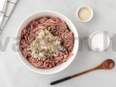 Fricadelės su azijietiškais makaronais, padažu ir žaliu aliejumi Žingsnis 1