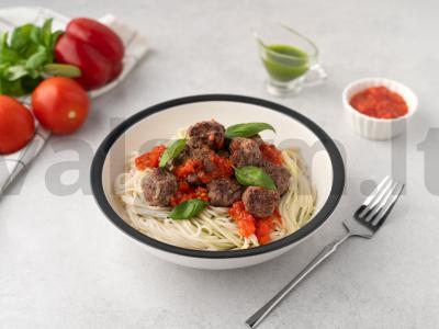 Fricadelės su azijietiškais makaronais, padažu ir žaliu aliejumi pagrindine nuotrauka