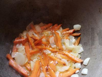 Kiaulienos plovas su morkomis ir svogūnais vakarienei Žingsnis 1