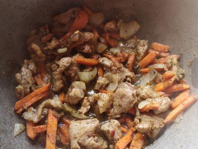 Kiaulienos plovas su morkomis ir svogūnais vakarienei Žingsnis 2