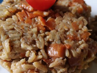 Kiaulienos plovas su morkomis ir svogūnais vakarienei pagrindine nuotrauka