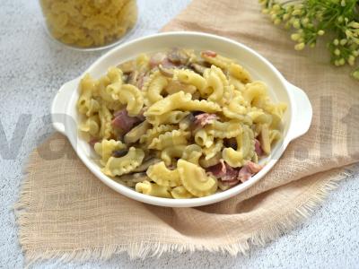 Makaronai su bekonu ir grybais pagrindine nuotrauka