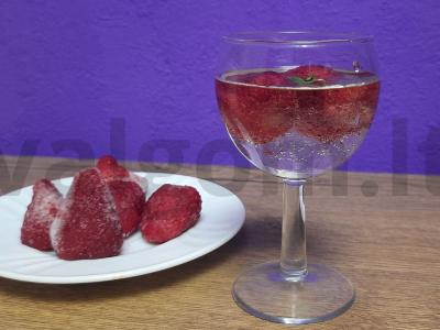 Martini kokteilis su šampanu pagrindine nuotrauka