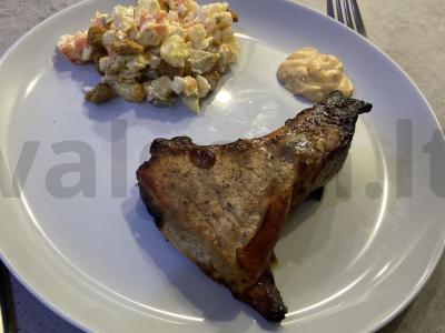 Kiaulienos nugarinė sojų padažo, medaus ir adžikos marinate pagrindine nuotrauka