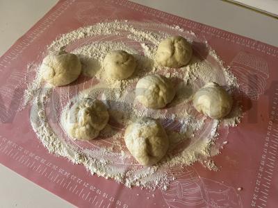 Auksinės mokyklinės stalo picos bandelės Žingsnis 4