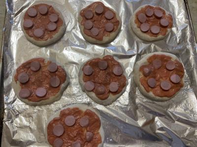 Auksinės mokyklinės stalo picos bandelės Žingsnis 11