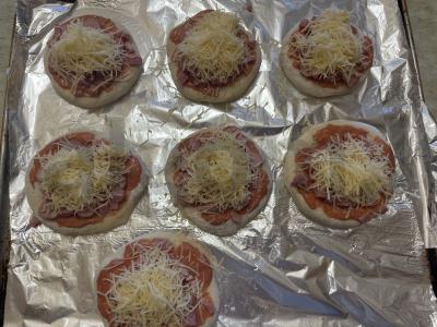 Auksinės mokyklinės stalo picos bandelės Žingsnis 17