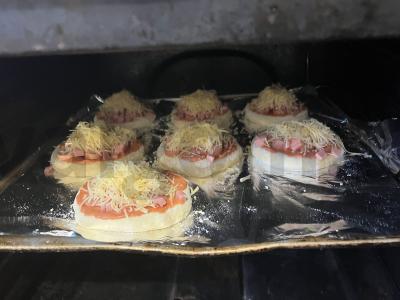 Auksinės mokyklinės stalo picos bandelės Žingsnis 18