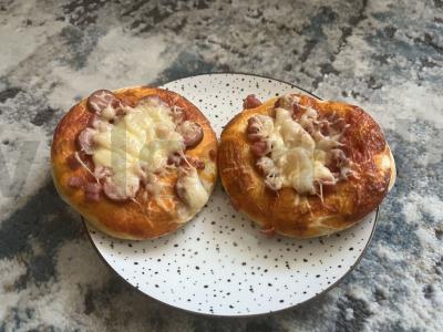 Auksinės mokyklinės stalo picos bandelės pagrindine nuotrauka