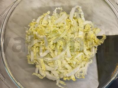 Čederio sūrio ir Pekino kopūstų salotas su majonezu ir česnaku Žingsnis 1