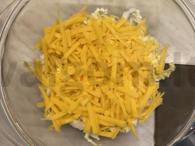 Čederio sūrio ir Pekino kopūstų salotas su majonezu ir česnaku Žingsnis 2