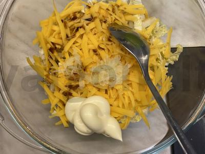 Čederio sūrio ir Pekino kopūstų salotas su majonezu ir česnaku Žingsnis 3