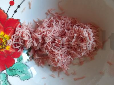 Karštas sumuštinis su kiaušiniu ir dešrele Žingsnis 1