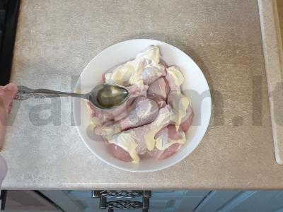 Vištienos blauzdelės, keptos su daržovių mišiniu Žingsnis 2