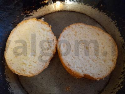 Karštas sumuštinis su kiaušiniu ir dešrele Žingsnis 5