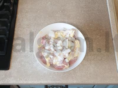 Vištienos blauzdelės, keptos su daržovių mišiniu Žingsnis 4