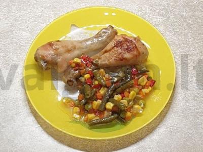 Vištienos blauzdelės, keptos su daržovių mišiniu pagrindine nuotrauka