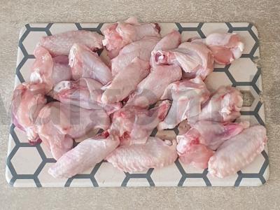 Vištienos sparneliai traškioje džiuvėsėlių plutoje su baziliku Žingsnis 1