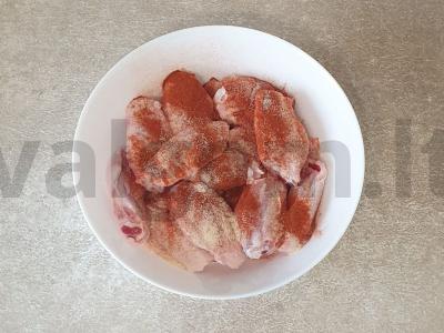 Vištienos sparneliai traškioje džiuvėsėlių plutoje su baziliku Žingsnis 2