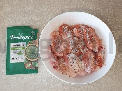 Vištienos sparneliai traškioje džiuvėsėlių plutoje su baziliku Žingsnis 3