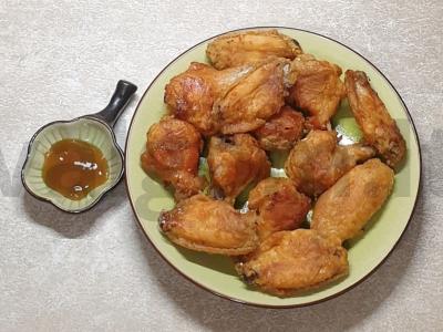 Vištienos sparneliai traškioje džiuvėsėlių plutoje su baziliku pagrindine nuotrauka