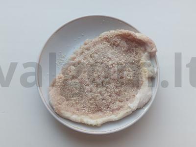 Burgeris su kiaulienos šniceliu ir marinuotu agurku Žingsnis 1