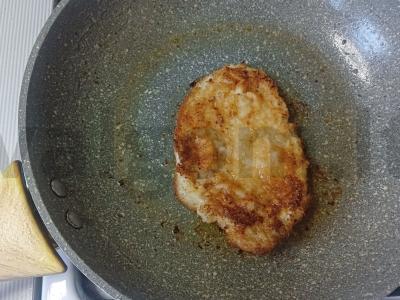 Burgeris su kiaulienos šniceliu ir marinuotu agurku Žingsnis 2