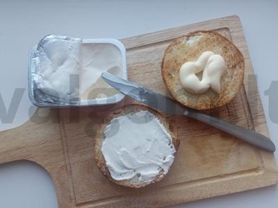 Burgeris su kiaulienos šniceliu ir marinuotu agurku Žingsnis 3