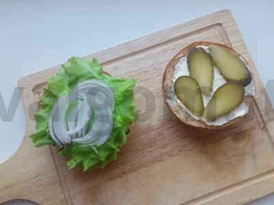 Burgeris su kiaulienos šniceliu ir marinuotu agurku Žingsnis 5