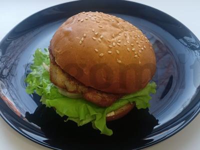 Burgeris su kiaulienos šniceliu ir marinuotu agurku pagrindine nuotrauka