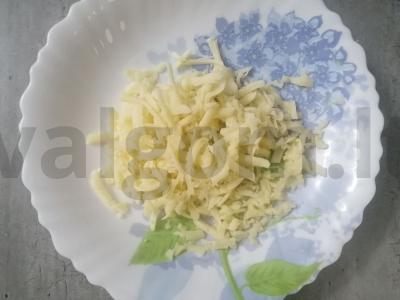 Sluoksniuota tešla su kumpiu ir sūriu Žingsnis 1