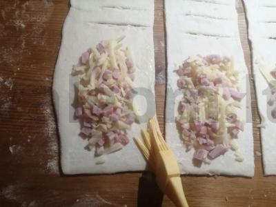 Sluoksniuota tešla su kumpiu ir sūriu Žingsnis 7