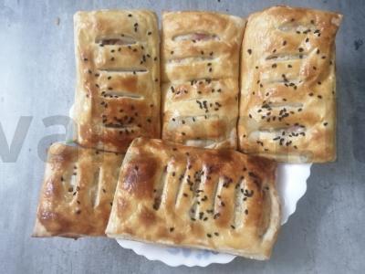 Sluoksniuota tešla su kumpiu ir sūriu pagrindine nuotrauka