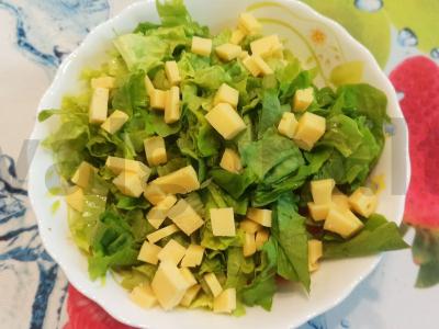 Pavasario salotas su daržovėmis ir sūriu Žingsnis 3