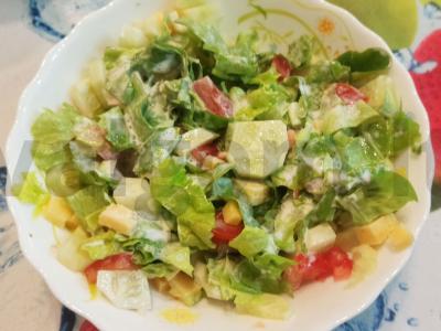 Pavasario salotas su daržovėmis ir sūriu pagrindine nuotrauka