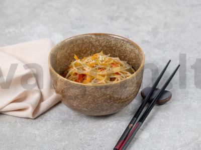 Kinietiški ryžių makaronai su daržovėmis pagrindine nuotrauka